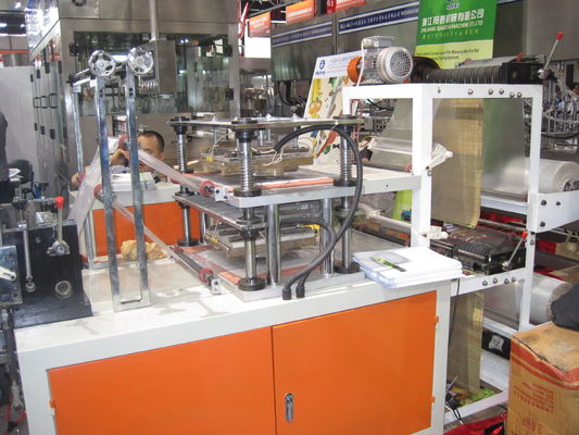 Китай Перчатка полиэтилена двойных слоев делая машину, пластичное машинное оборудование вырезывания поставщик