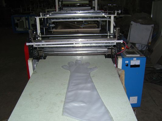 Китай Пластичное оборудование 20 вырезывания запечатывания - 30pcs/минута для устранимой перчатки поставщик